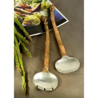 This Table Art Asparagus Salad Set is a fun alternative to the more traditional serving sets; it's perfect for the budding gardener!